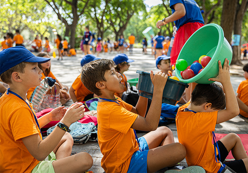 Xiquets participant en una de les activitats de l'escola d'estiu